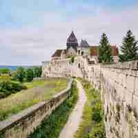 Cité médiévale, chemin de ronde et portes fortifiées de Coucy-le-Château